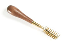 Brosse laiton avec poigne pour chambre Cal 12